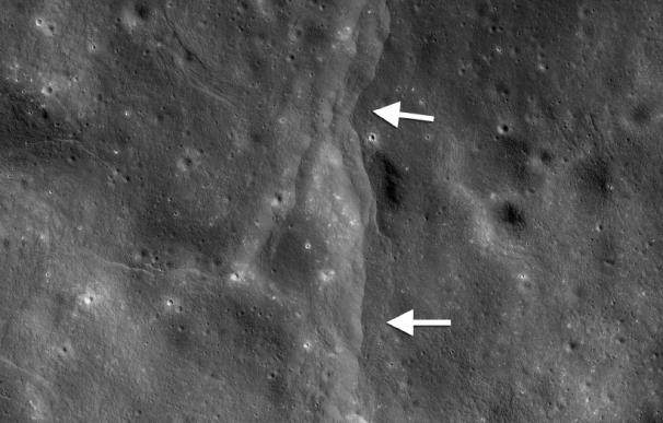 Imagen tomada por la Lunar Reconnaisance Orbiter que muestra una falla en la superficie de la Luna. (NASA)