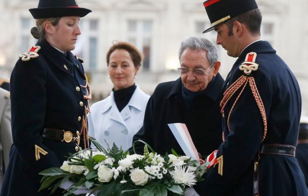 Raúl Castro inicia una visita de Estado a Francia dominada por temas económicos