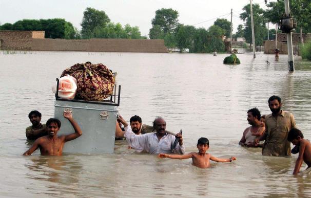 Cientos de miles de afectados por las inundaciones esperan rescate y ayuda en Pakistán