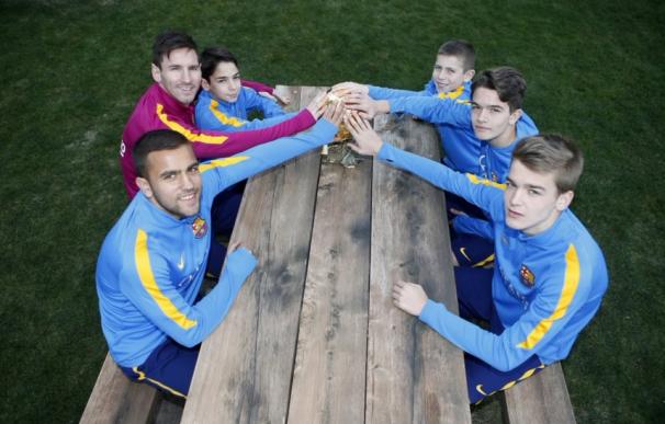 Messi compartió su quinto Balón de Oro con los chicos de la Masía. / FCBarcelona