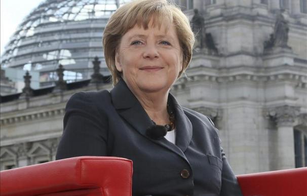 Merkel pide "medir bien las palabras" al abordar la crisis del euro y Grecia
