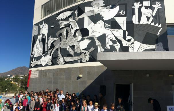 La Ruta de Murales de Estepona suma una obra que conmemora el 80 aniversario del 'Gernica' de Picasso