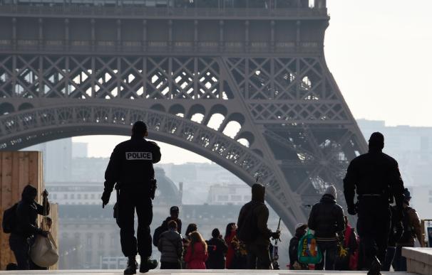 Policía en la Torre Eiffel