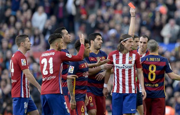 El Atlético dio la cara ante un Barcelona que consolida su liderato. / AFP