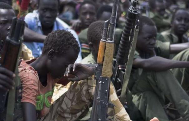 Fotografía que muestra a niños soldados en Sudán del Sur/ AFP