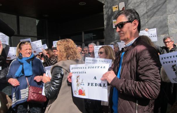 Trabajadores de Justicia de Cáceres protestan por la digitalización del sistema que ha ralentizado los procesos