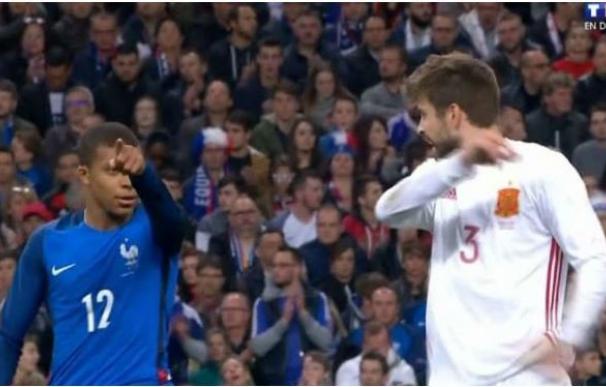 Kylan Mbappé provocó los suspiros en Saint-Dennis, pero él solo tuvo ojos para Piqué (y su camiseta)