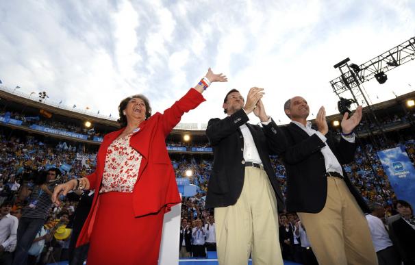 Rita Barberá, Mariano Rajoy y Francisco Camps en Valencia (JOSE JORDAN / AFP)
