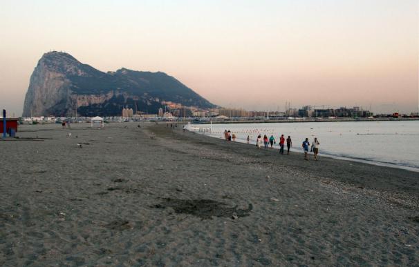 Gibraltar advierte de que no permitirá pescar con "redes" en las aguas que rodean el Peñón