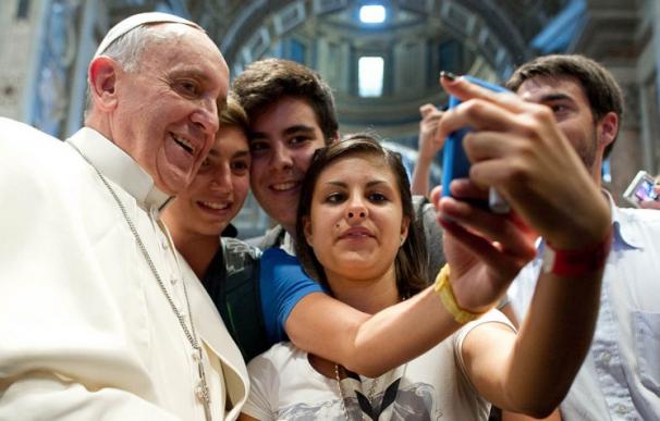 Francisco con jóvenes italianos posando para un selfie sin precedente (L'Osservatore Romano).
