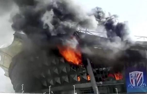 Los bomberos logran sofocar un gran incendio en el estadio del Shanghai Shenhua