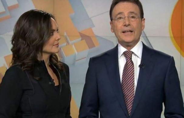 Matías Prats, junto a su compañera en los informativos de Antena 3, Mónica Carrillo, este sábado.