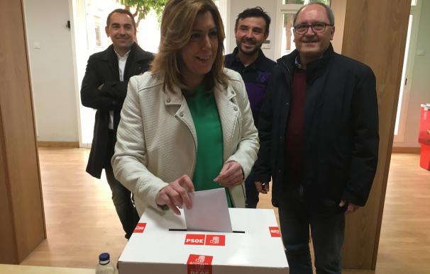 Susana Díaz vota en la consulta a la militancia del PSOE por el acuerdo de gobierno de Pedro Sánchez