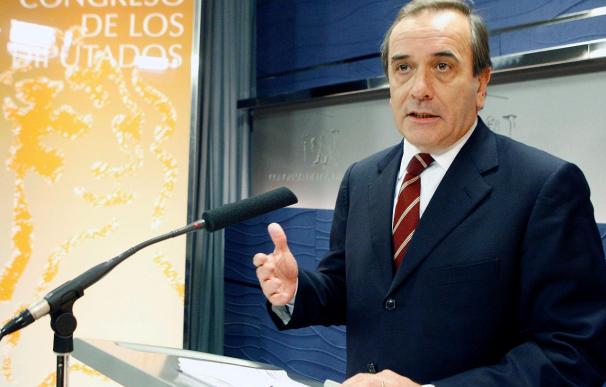 Alonso augura un periodo de sesiones difícil y elogia la unidad del PSOE