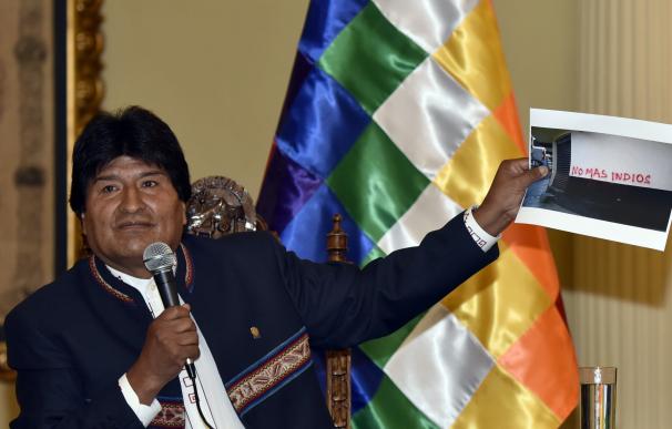 Bolivian President Evo Morales Ayma shows a photog