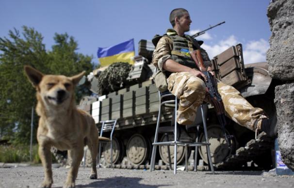 Un soldado ucraniano en un checkpoint cerca de la ciudad de Debaltsevo, en la región de Donetsk