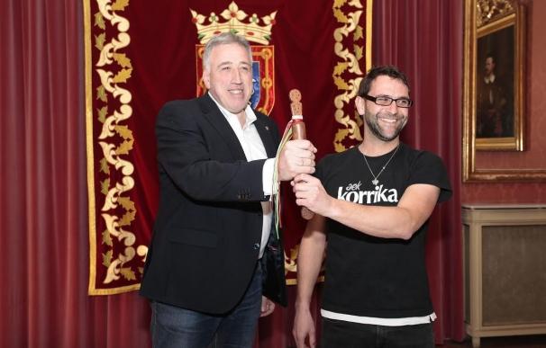 Ayuntamiento y AEK firman un convenio para que Pamplona acoja el domingo 9 de abril el final de la Korrika