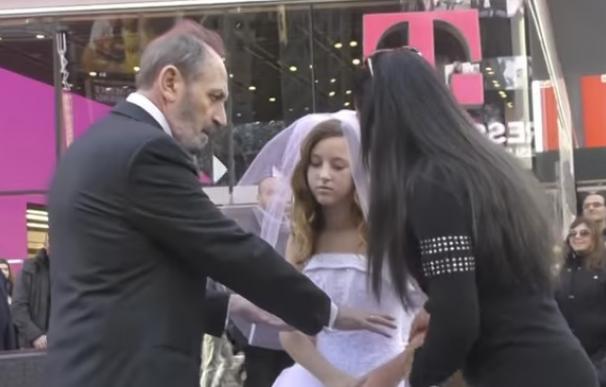 Un "matrimonio", ella de 12 años y él de 65, se vuelve viral.