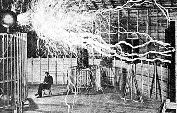 Nikola Tesla, en su laboratorio de Colorado Springs, hacia 1900
