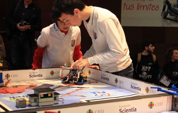 Escolares de enfrentan a desafíos de ciencia y robótica en la First Lego League en València