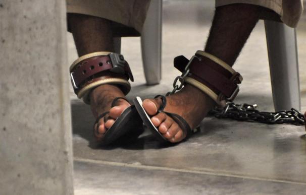Preso de Guantánamo, con los pies esposados.