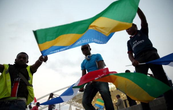 Aficionados muestran la bandera de Gabón durante una visita del PSG en pretemproada