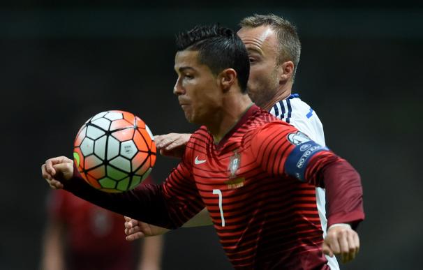 Portugal's forward Cristiano Ronaldo (L) vies with