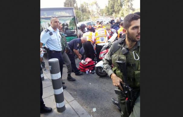Un palestino apuñala en el cuello a un estudiante de Yeshiva en JerusalénAuto