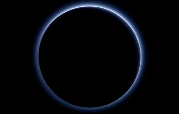 Imagen en color de Plutón en el que se distingue el color azul de la tenue atmósfera del planeta enano. (NASA)