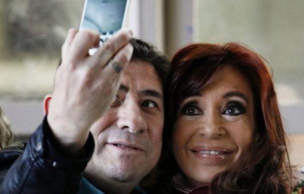 Cristina Kirchner se fotografía con un seguidor / AFP