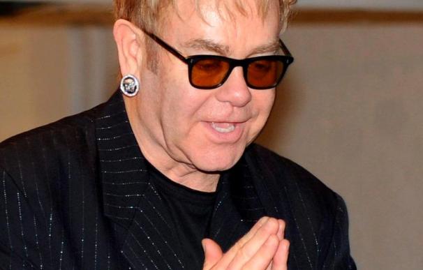 Intelectuales británicos piden a Elton John que no cante en Israel