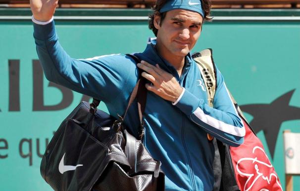Roger Federer cumple en su debut ante el australiano Peter Luczak