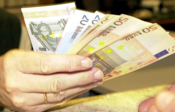 El euro sube hasta 1,3733 dólares en la apertura
