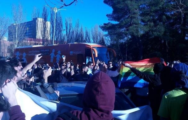 Tensión entre miembros de Hazte Oír y los estudiantes de la Complutense por la presencia del polémico bus en el campus