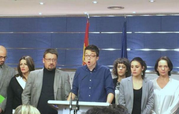 Errejón, con los miembros de la comisión negociadora de Podemos, este miércoles.