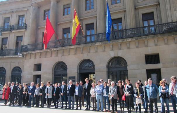 Concentración en Pamplona contra el terrorismo convocada por el Gobierno, sin presencia de víctimas de ETA, UPN y PPN