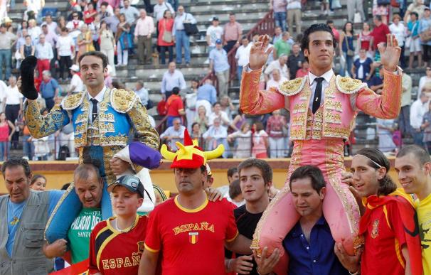 Enrique Ponce cuaja la faena de la feria de Burgos, premiada con dos orejas