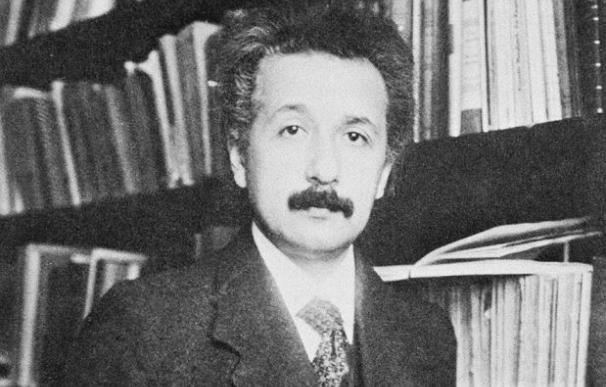 Albert Einstein publica la teoría general de la relatividad.