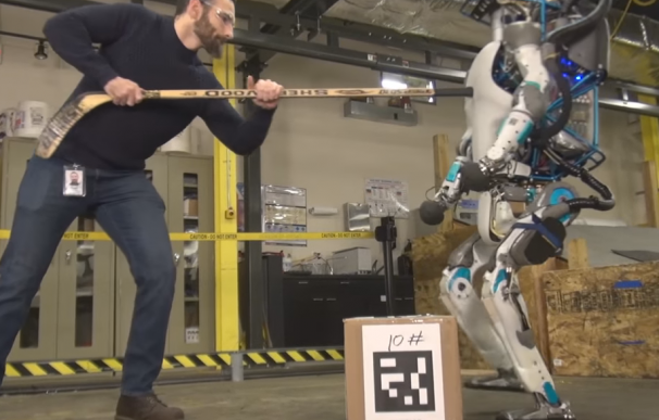 Un desarrollador de Boston Dynamics intenta tirar al suelo a su robot Atlas