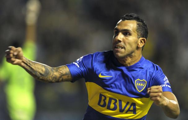 Boca's footballer Carlos Tevez celebrates after sc