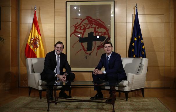 Rajoy y Rivera intercambian documentos con propuestas y acuerdan que sus equipos estudien "los puntos en común"