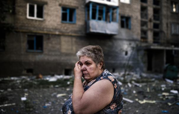 Una mujer llora tras el bombardeo del pueblo de Yasynuvata, cerca de Donetsk, el 12 de agosto
