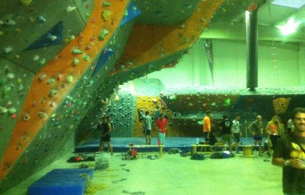 El rocódromo 'Rock & Wall Climbing' cumple tres años con competiciones y tras haber instruido a 400 alumnos