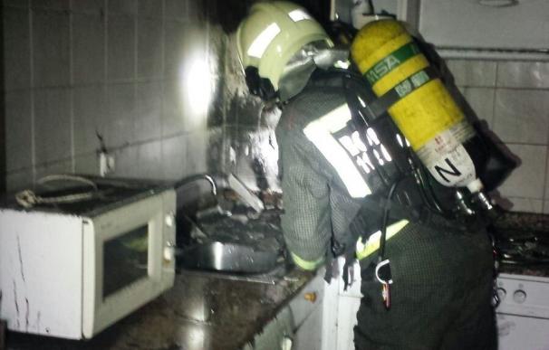 Un incendio en una vivienda obliga a evacuar un edificio de cuatro alturas en el centro de Santoña