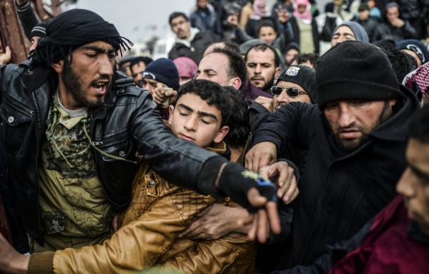 35.000 sirios llegan a la frontera turca en las últimas 48 horas