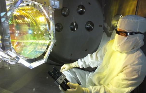 Un técnico de Ligo utiliza el láser en el Observatorio de Onda Gravitacional.