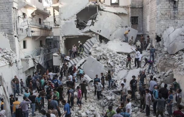 Varias personas caminan entre escombros en la ciudad siria de Alepo / AFP