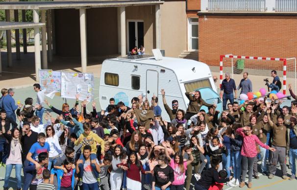 200 estudiantes transforman una caravana en consulta móvil para asistir a refugiados en Grecia