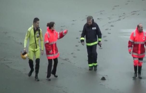 Continúan las labores de rescate del niño arrastrado por un golpe de mar en Navia