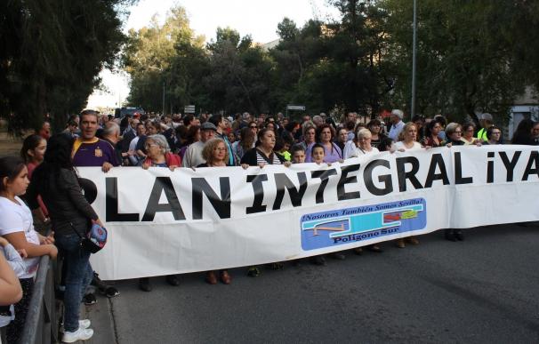 La manifestación de la plataforma del Polígono Sur recorre el barrio con el lema "plan integral ya"